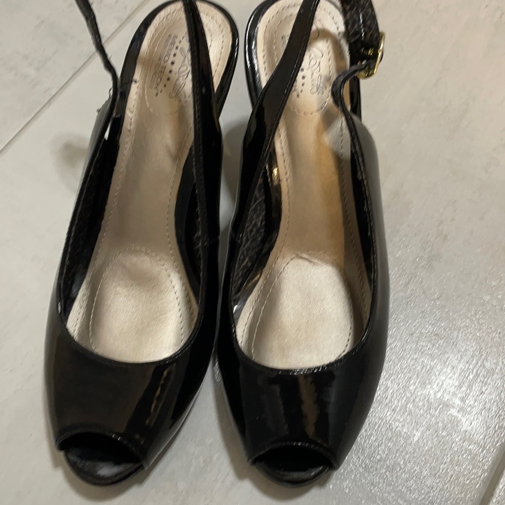 Cute peep toed heels. Jessica Simpson memo tech.